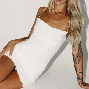 Vit klänning - Helt oanvänd klänning med lappen kvar från Princess polly som inte passade mig. Passar bättre på en 36a skulle jag säga. Köpt för 650 SEK ungefär med moms. Skriv privat för fler bilder!