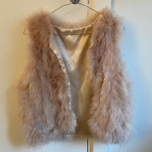 Pälsväst  - Ljusrosa/beige pälsväst. Som ny, otroligt bra skick. Använd fåtal gånger.