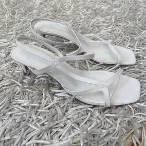 VITA KLACKAR  - Säljer mina fina enkla klackskor från h&m. Perfekt till en varm sommardag eller studenten:) Storlek 38 och är sanna till storleken, aldrig använda utan endast testade. Köpte dem för 349kr och säljer dem för 200kr + frakt.