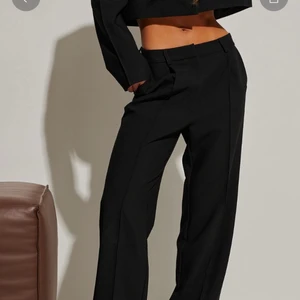 Hanna schönberg x Nakd kostymbyxor - Skitsnygga helt nya slutsålda svarta oanvända kostymbyxor från NAKD Hanna schönberg x NAKD  (lågmidjade om man har storlek xs) säljes pga köpte fel storlek. Byxorna är i storlek 36🥰