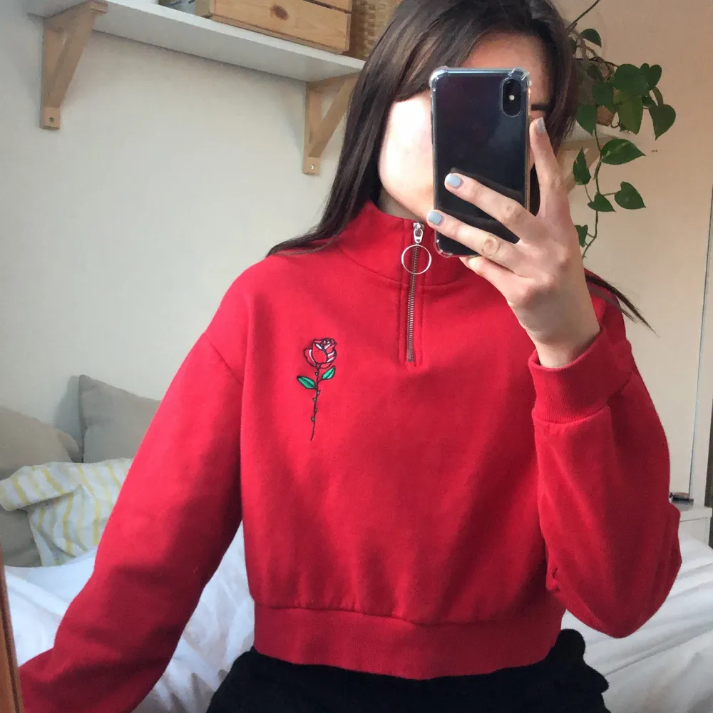 Röd croppad sweatshirt från H&M i strl S. Jättemysig men kommer inte till användning. 🌹. Tröjor & Koftor.