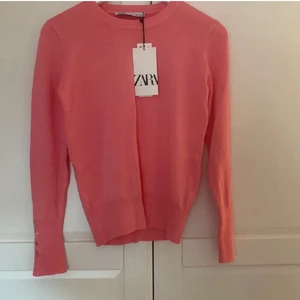 Zara tröja  - Säljer denna super snygga zara tröja! Du med prislappen kvar! Aldrig använd då jag råkade köpa 2 ❤️