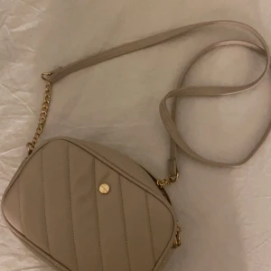 Väska - En fin ljus beige väska som både är praktiskt och snygg! Använd en gång så väskan är som helt ny❣️