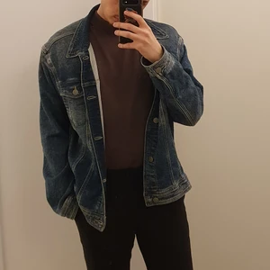 Jeans jacka - En blue washed jeans jacka. Den är i bra form, inga skador, alla knappar finns kvar. Den är väldigt tunn, inte mycket lager som håller dig varm då det är en perfekt jacka för sommaren. 