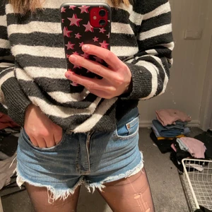 Jeans shorts - Blåa jeans shorts. Ganska gamla men lite använda, mest legat i garderoben. Kolla in min profil säljer massa annat! Om du är intresserad av fler saker kan vi komma överens om ett paketpris☺️