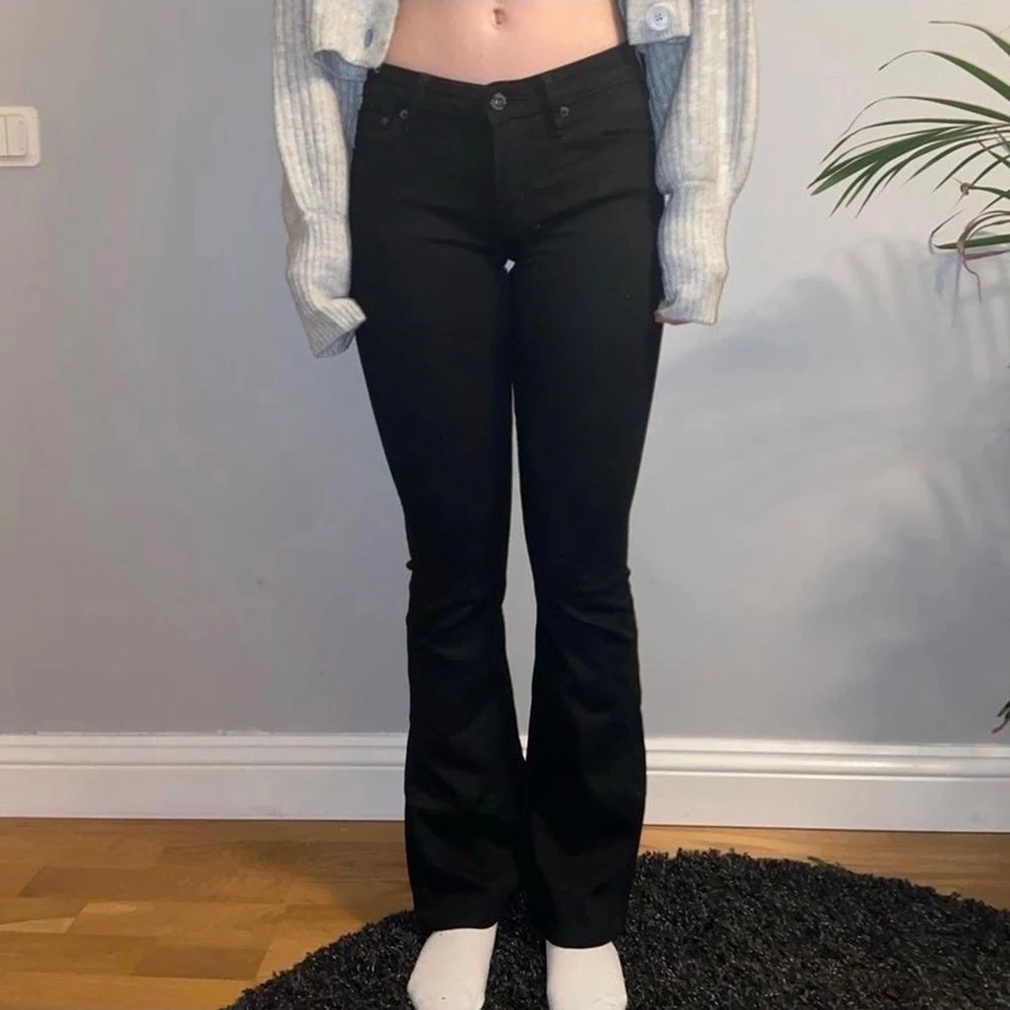 Snygga svarta lågmidjade boocut jeans