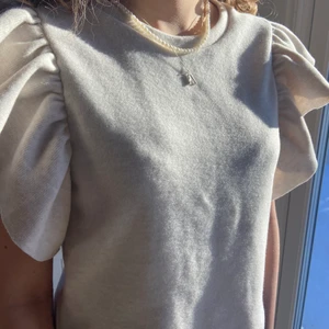 Topp från zara - En jättefin oanvänd soft topp från zara! Prislappen kvar, buda💓(lägger upp igen eftersom förra köparen inte svarade)