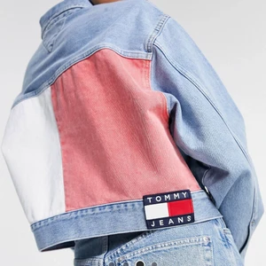 Tommy hilfiger jeans jacka  - Säljer min Tommy jeans jacka. Den är lite för liten för mig därför vill jag sälja den. Köpt för 1600kr på Nelly. Den är bara använd 1-2 ggr så den är i nyskick. kan mötas i Malmö/ Lund området annars står köparen för frakten. Pris går att diskutera.