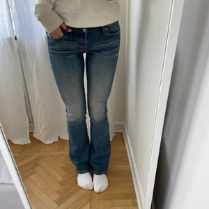 Jeans lågmidjade - Jeans  i en ljus tvätt från märket Crocker i modell Pep Boot. Inköpta för mer än 10 år sedan på JC, strl 26/33. Jag är 167 cm.