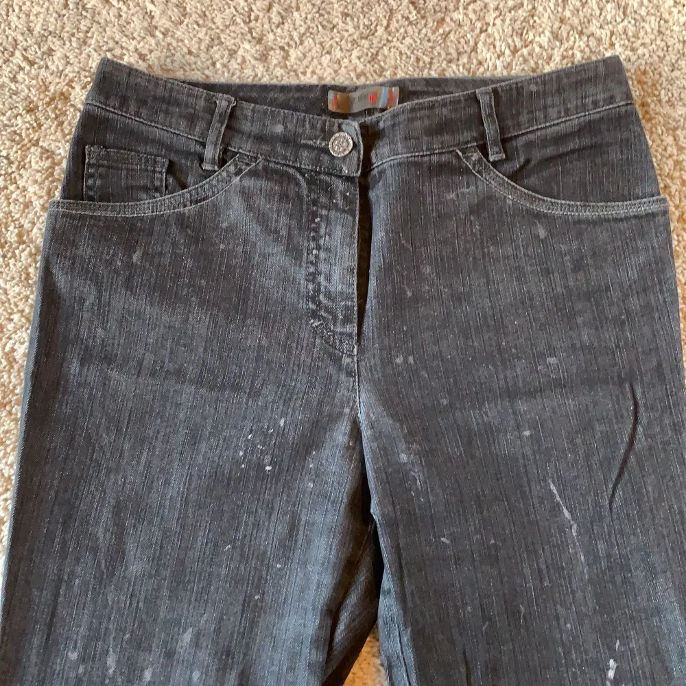 Svarta bootcut jeans som är för små, faller snyggt över skor. Helt okej skick (7/10). Innerbenslängd- 77cm. Ytterbenslängd - 104 cm. Midjemått - 40 cm.. Jeans & Byxor.