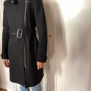 Armanikappa - Armani Sport, yllekappa, svart, storlek 36, i fint skick.