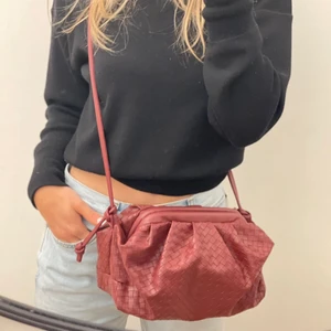 Bottega liknande väska  - Superfin Bottega liknande väska i en vinröd färg.♥️ Köpte på plick helt ny, använd endast en gång. Väldigt rymlig, banden går att ta loss och man kan använda den som en clutch.♥️