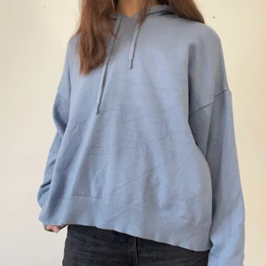Zara blå finstickad hoodie - Säljer denna jättesnygga finstickade hoodien då den inte används lika mycket längre. Jag är 170 cm lång och på mig sitter den väldigt bra med långa ärmar.