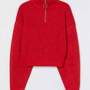 En röd stickad tröja med silver dragkedja. Köpt på hm i storlek xs. I väldigt bra skick. Frakt 45kr (spårbart). Vid frågor eller för fler bilder är det bara att skriva
