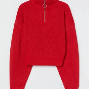 Röd stickad tröja - En röd stickad tröja med silver dragkedja. Köpt på hm i storlek xs. I väldigt bra skick. Frakt 45kr (spårbart). Vid frågor eller för fler bilder är det bara att skriva