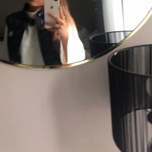 Monclear väst  - Säljer en monclear väst i storlek M knappt använd! inget kvitto då jag fick den i present men qr kod finns Osv! Skriv för fler bilder! 🌸 priset går att diskutera 😊 