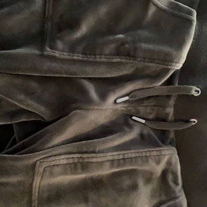 JUICY COUTURE XS - säljer mina inprincip oanvända juicy byxor i färgen top hat! storlek XS, säljer pga för stora. buda från 700kr och höst 1100kr❤️‍🩹❤️‍🩹