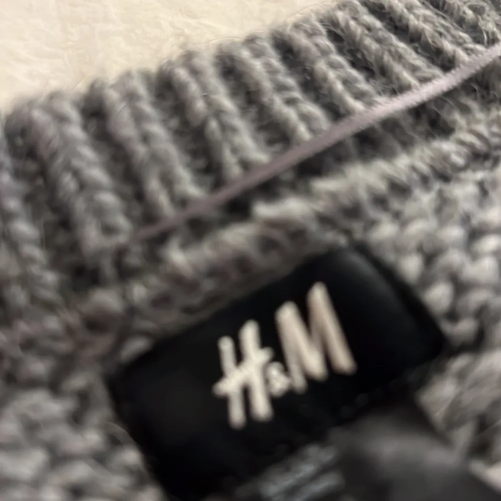Köpte denna tröjan från H&M för 1 årsen , det står att den ska va storlek L men sitter som en S den är liten i sin storlek . Köptes för 250kr men säljer för 150kr. Stickat.