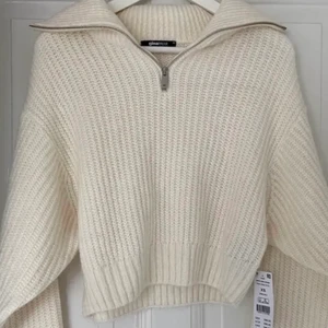 Stickad halv zip Gina  - Tröjan finns fortfarande kvar eftersom att annonsen fortfarande är uppe!! Trendig stickad tröja med half zip från Gina Tricot. Inte använd sen jag köpte den. Köpare står för frakt ❤️ Buda från 200kr, bud är bindande ❤️ BUDET LIGGER JUST NU PÅ 350+ FRAKT(66kr)