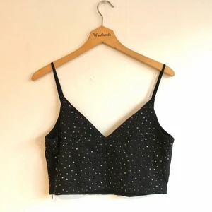 Crop top från Zara. Med paljetter. - Mycket fin topp till vardag och fest. Märkt storlek S