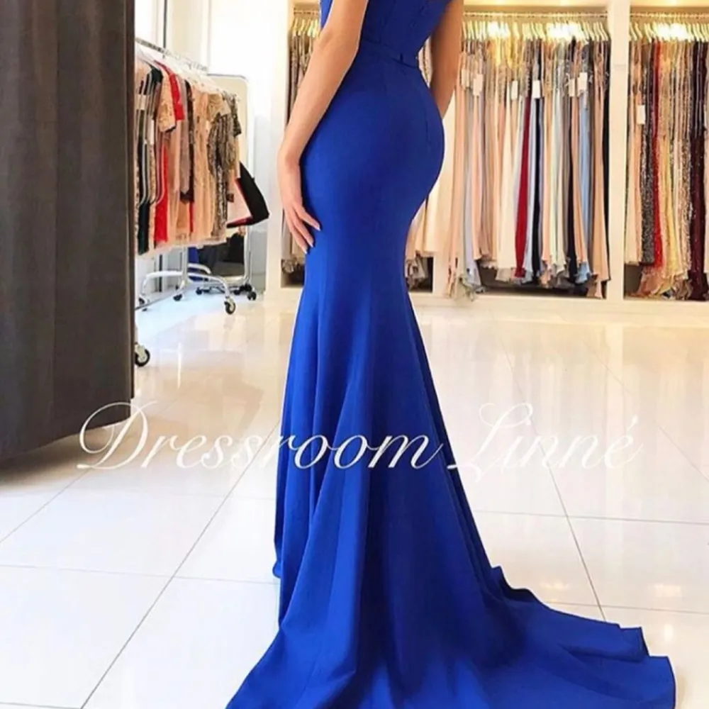 Vacker blå klänning som passar till både bröllop, bal och förlovning. Den visar upp kroppens figur på alla bästa sätt. Helt ny, har inte används!. Klänningar.