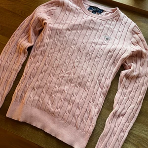 Kabelstickad gant tröja - Kabelstickad tröja från Gant i puderrosa färg. Storlek xs. Använd få tal gånger, fint skick. Vid frågor, hör av dig! 