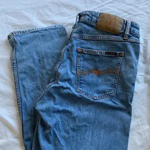 Nudie Jeans i modellen Straight Sally, storlek w30 l32. Använda ett fåtal gånger. Nypris cirka 1500kr. Köparen står för frakten ❤️ (fraktkostnaden kan variera)