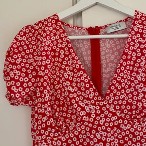 Klänning - Super söt klänning, använd två gånger. Super söt till sommarn💗 Köparen står för frakt