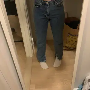 Ett var sjukt snygg mom jeans från Gina tricot. Jag har klippt upp dom vid anklarna. De har en mörk ganska sliten tvätt. Jag köpte dessa för ungeför ett år sen men inte andvänada så mycket. Sitter som en smäck! 