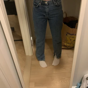 Gina jeans  - Ett var sjukt snygg mom jeans från Gina tricot. Jag har klippt upp dom vid anklarna. De har en mörk ganska sliten tvätt. Jag köpte dessa för ungeför ett år sen men inte andvänada så mycket. Sitter som en smäck! 