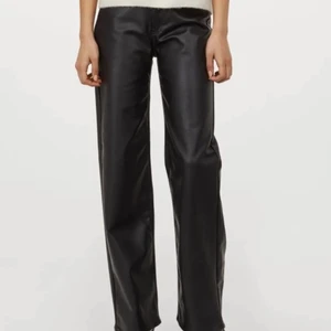 Skinnbyxa  - Skinnbyxor från Hm i jättebra skick!! Går till hälarna på mig som är 167🙌🏻🙌🏻 Säljer för 150kr+frakt men pris kan diskuteras 💓