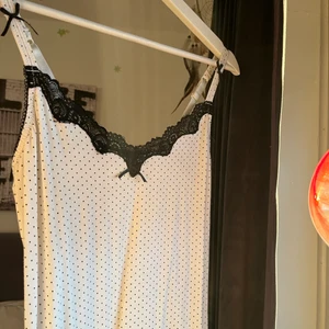 Klänning - Vit klänning med små svarta prickar och fin svart spets 😎 Justerbara band. Kan ha som klänning och nattlinne