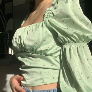 Tröja från H&M, strl 38, org pris 179 - Denna tröja är från H&M i jätte bra skick den är i silkes material och jätte fin💕,säljer denna då den tyvärr är för stor på mig. Den är i strl 38, org pris 179 men säljer den för 85kr+ Frakt🥰💕❤️‍🔥