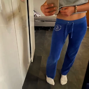 Juicy couture byxor  - Fina lågmidjade blåa juicy byxor 💕💕 säljer då dom är lite korta i benen på mig för min smak :) hör av er för mer info, vid fler intresserade startat jag budgivning. (första bilden är lånad från hon jag köpte dem av) 