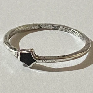 Ring - Silverring i form av en svart stjärna.