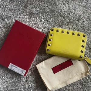 Valentino Wallet - Plånbok från valentino, använd men i bra skick.