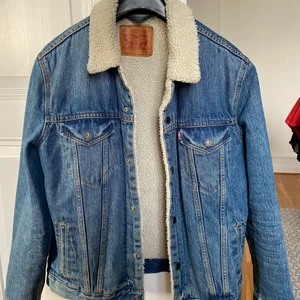 Levis-type 3 Sherpa Trucker jacka - blå  - Säljer nu min godtrogna Sherpa från Levis i storlek M, tidigare använd men i perfekt skick! En ultimat go-to jacka i vår, bra neutral blå färg så den passar till i princip allt! Nypris ligger på 1449 :-, jag tänker 600 :- och frakten står du för. Villig att förhandla om priset vid snabb affär 