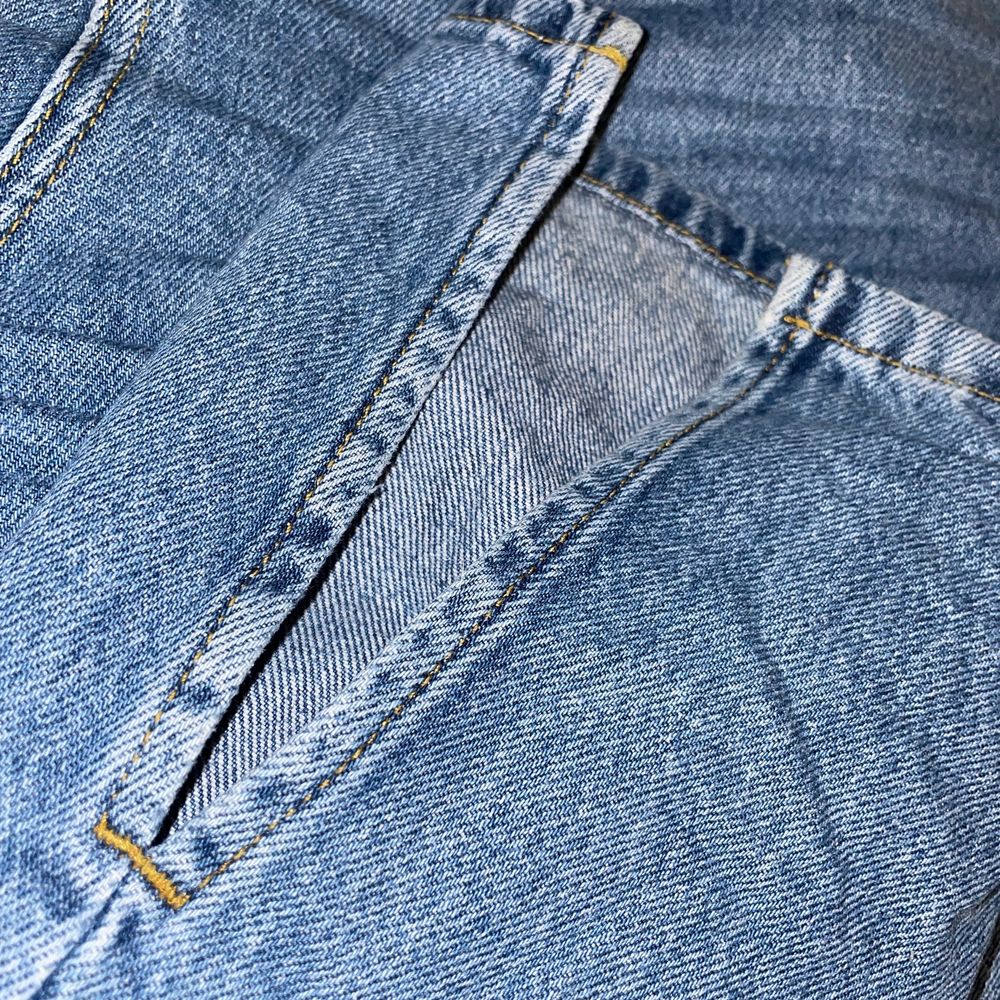 Snygga blåa jeans med slits från Nelly i strl 34. Vill man att de ska va oversize sitter de bra på en 34 annars om man vill att de ska sitta tajtare så passar de bättre på en 36/38. Köpte nyss så inte använda mer än 3-4 gånger. Säljer då de är lite förstora, föredrar när det sitter lite tajtare.. Jeans & Byxor.