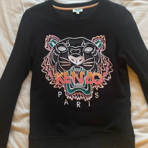 Svart Kenzo Tröja Dam S - Jätte snygg svart Kenzo tröja i storleken S, knappt använd, köptes för 2199kr på NK säljes för 1099 pris kan diskuteras, kvitto finns