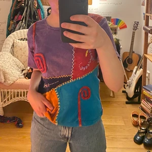 T-shirt från sol&måne - T-shirt med mönster från märket sol&måne☺️ Aldrig använd. 💕💕 På lappen står det att storleken är L, men jag skulle säga att den passar en XS-M :)