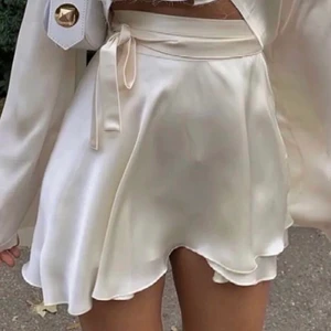 Satin omlott kjol - Hej, säljer nu denna kjol ifrån bershka eftersom den inte riktigt är min stil. Men den ärnsuperfon och bör användas🔥💖💃🏽 passar alla då den justeras med snören