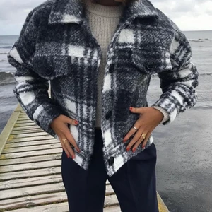 Vårjacka rutig - Säljer denna rutiga jackan från designbysi. Den är i superfint skick och sparsamt använd🥰helt slutsåld på hemsidan. Köpt för 600 kr för två år sedan!