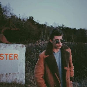 Vintage Mocka jacka  - Vintage, väldigt gammal jacka men I gott skick. Mocka. Unisex och passar dem flesta. Jag är 182 lång och den passar mig perfekt men är ganska flexible pass form.