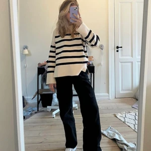 Randig mys tröja  - Säljer en super fin randig tröja då den inte kommer till användning😊 storlek S men passar M och xs med :)) köparen står för frakten! Skriv för intresse och dom det är flera som vill ha så blir det budgivning! Högsta bud: 500