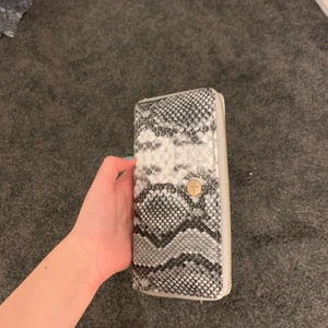 Plånbok  - Säljer denna plånbok som jag aldrig använt. Den ser ut som ny och köpe för 200.