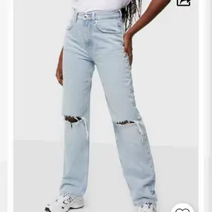 Säljer dessa populära jeans från Gina! Strlk 38 i modellen petite så passar alla som är runt 160, de går ca till marken på mig som är 160! Aldrig använda endast testade med lappen kvar!