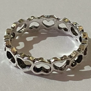 Ring - Silverring i form av hjärtor.