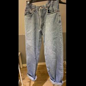 Jeans från Levis relaxed fit No.550. Storlek: W:35, L:32
