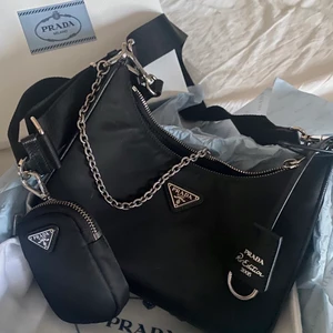 Prada Re-Edition 2005 Re-Nylon bag - Prada Re-Edition 2005 Re-Nylon bag som endast är använd ett fåtal gånger. Äkthetsbevis och orginalförpackning finns och skickas självklart med! Pris går att diskutera ;) Orginalpris 13 999. 