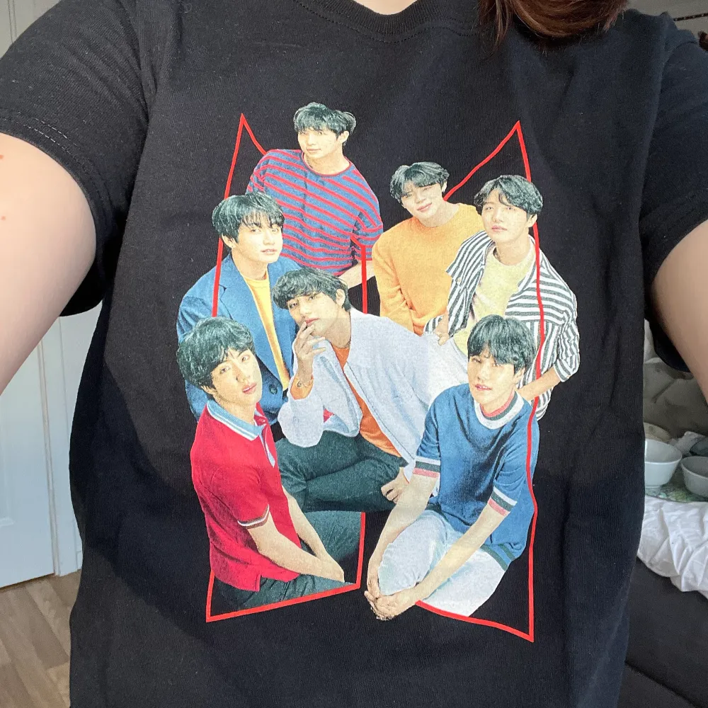 Officiell bts T-shirt köpt i Paris pop up store i Paris . T-shirts.